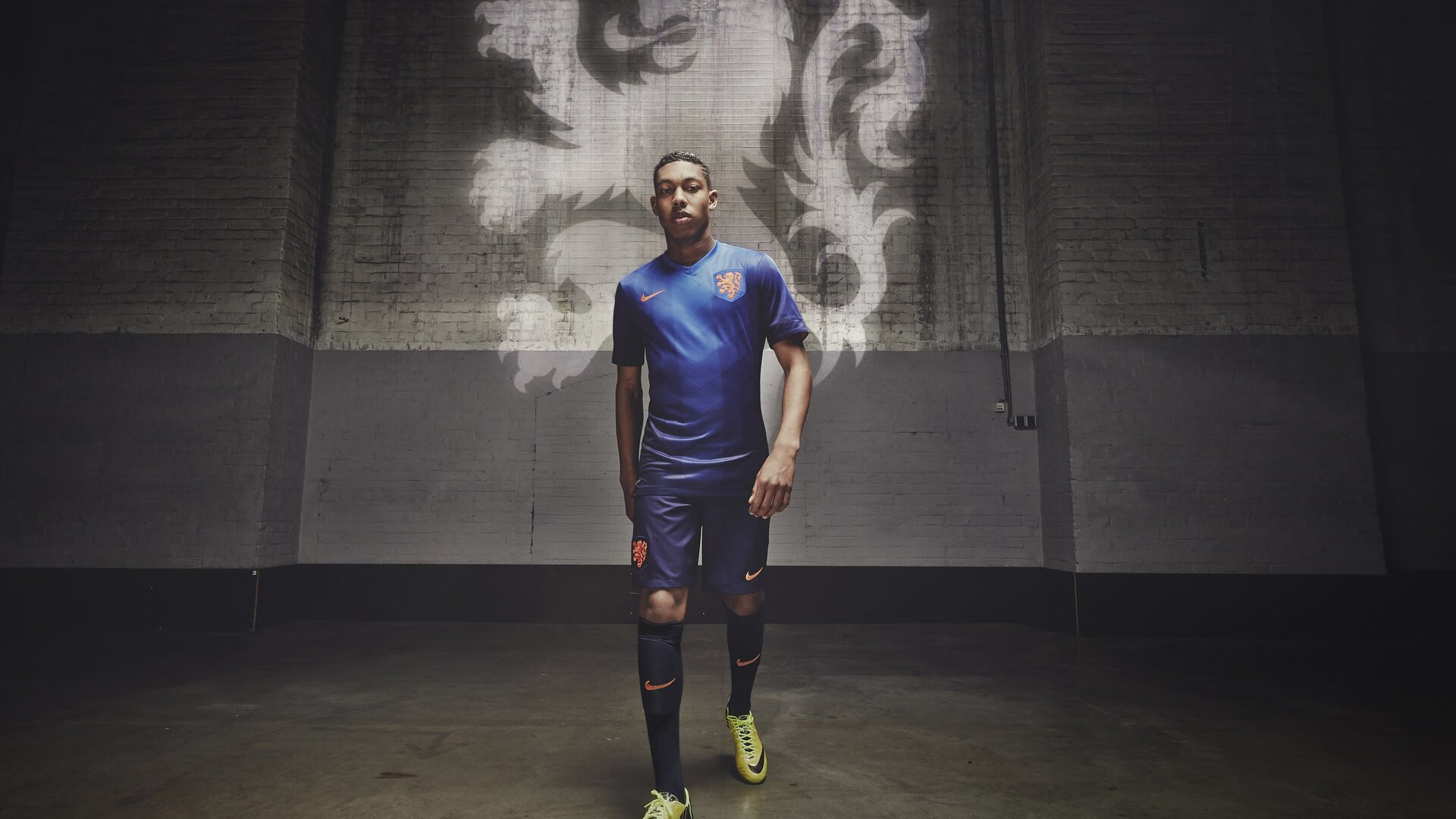 “德甲焦点战：领头羊遭遇强队挑战”，法甲领头羊